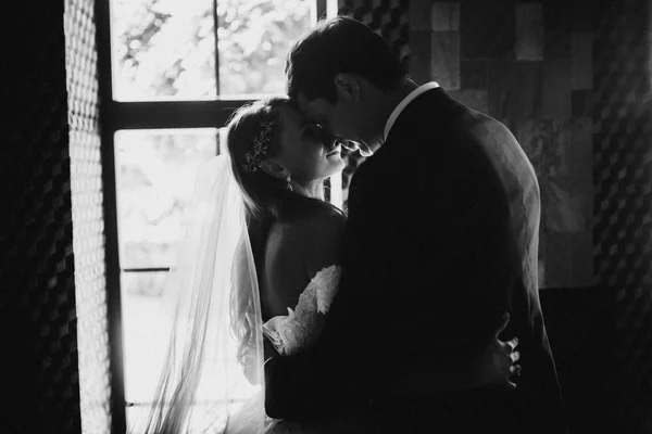 Happy Young Beautiful Wedding Couple Kissing — Stock Photo, Image