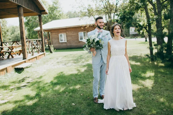 Feliz Pareja Jóvenes Recién Casados Posando —  Fotos de Stock