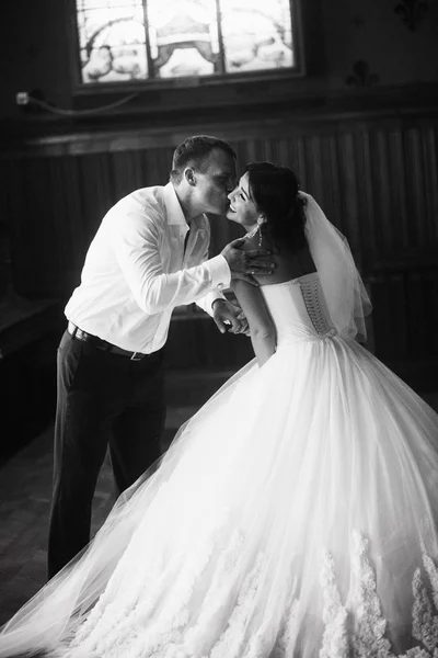 Feliz Jovem Belo Casal Recém Casados Beijando — Fotografia de Stock