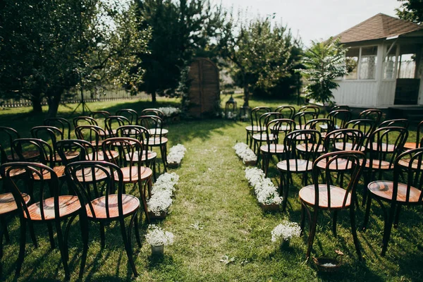 Düğün için tahta sandalyeler.