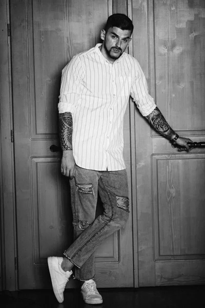 yakışıklı delikanlı kapı arka plan üzerinde poz