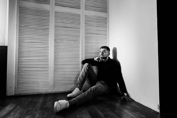 katta oturan genç yakışıklı adam 