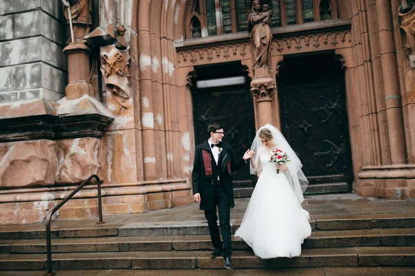 Katedral mutlu genç güzel çift 