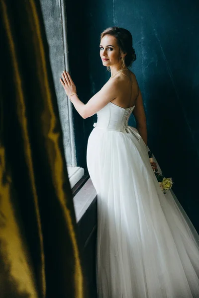 Junge Schöne Braut Posiert Fenster — Stockfoto
