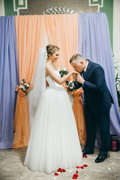 mutlu çift, düğün töreni üzerinde yeni evliler. Damat öpüşme gelinin el