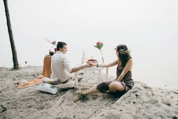 Feliz Belo Jovem Casal Fazendo Piquenique Pelo Lago — Fotografia de Stock