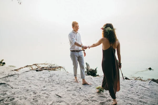 Göl mutlu güzel genç çift