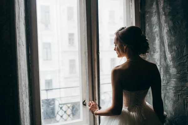 Mladá Krásná Nevěsta Pózuje Okna — Stock fotografie