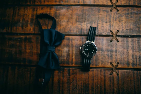 papyon ve ahşap arka plan üzerinde izle