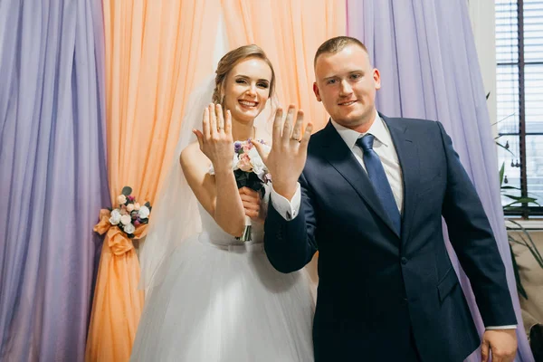 mutlu çift düğün töreni üzerinde yeni evliler. 