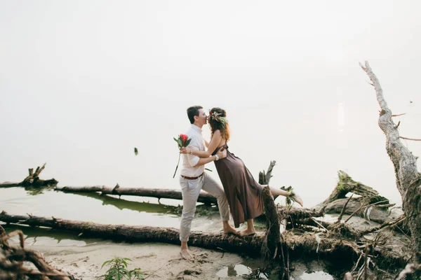 Mutlu güzel genç çift açık havada öpüşme