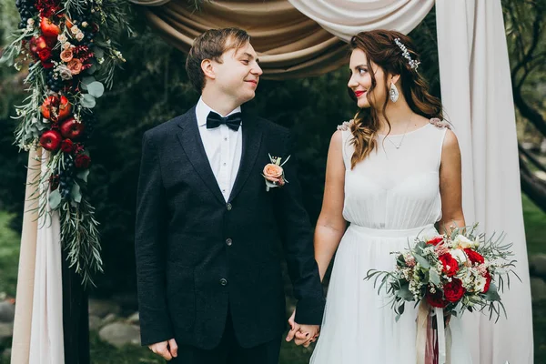 Couple Heureux Jeunes Mariés Sur Cérémonie Mariage — Photo