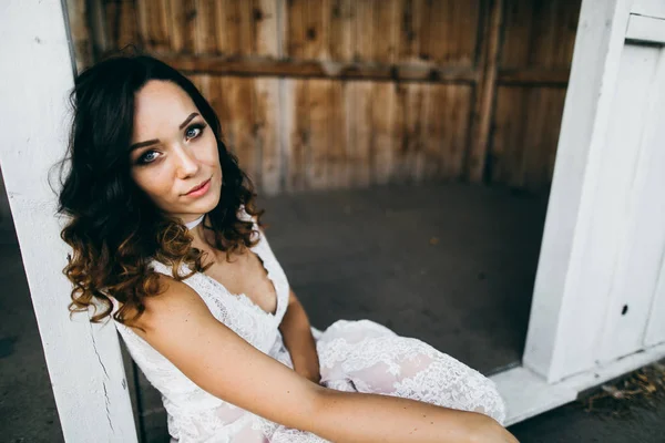 Güzel genç kadın eski house tarafından poz