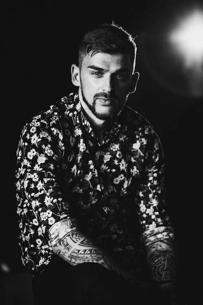 Stüdyoda poz veren genç yakışıklı adam.