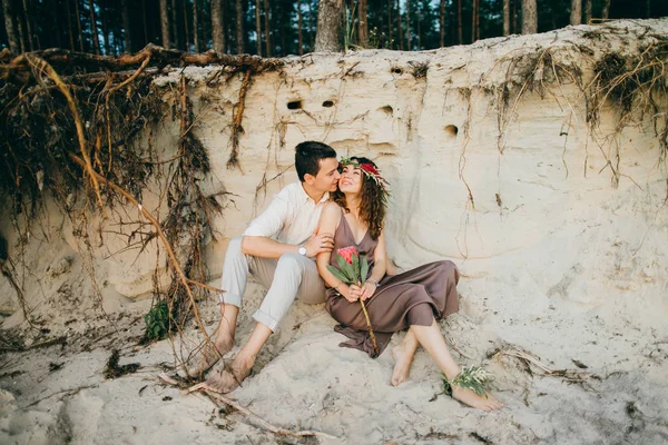 Feliz Belo Jovem Casal Beijando Livre — Fotografia de Stock