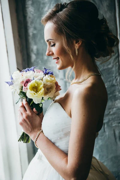 Kapalı poz genç güzel gelin