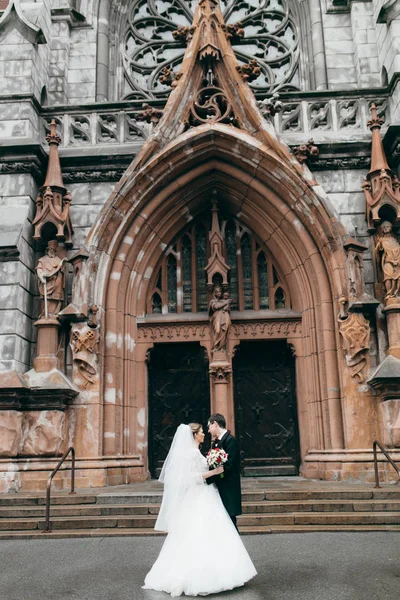 Katedral mutlu genç güzel çift 