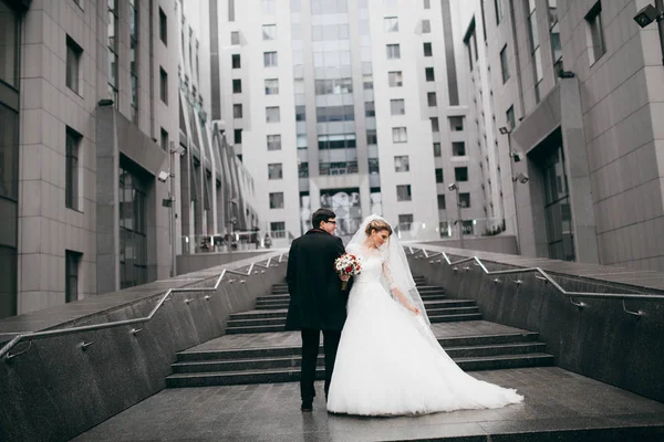 mutlu genç güzel kaç şehir içinde