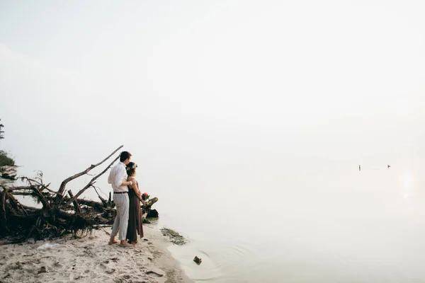 Fericit Frumos Cuplu Tânăr Lac — Fotografie, imagine de stoc