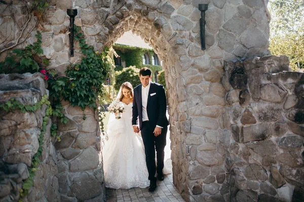 Glückliches Junges Schönes Hochzeitspaar — Stockfoto