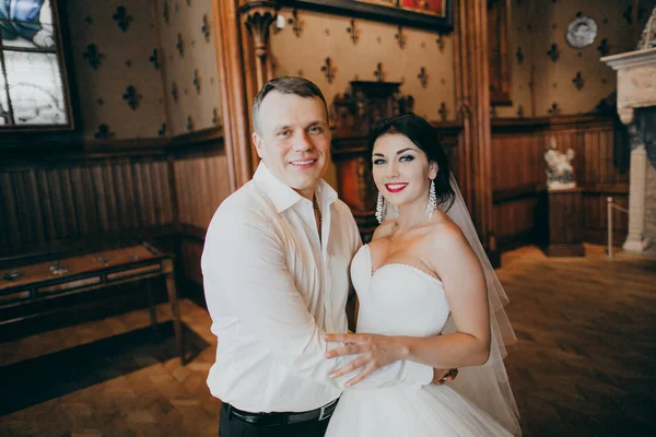 Yeni evliler kucaklayan genç güzel birkaç mutlu