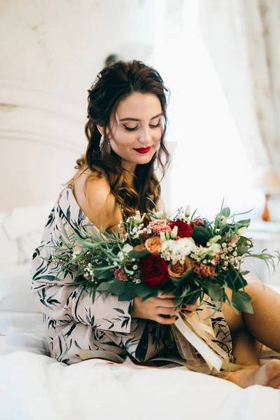 Jovem Mulher Bonita Com Flores Cama — Fotografia de Stock