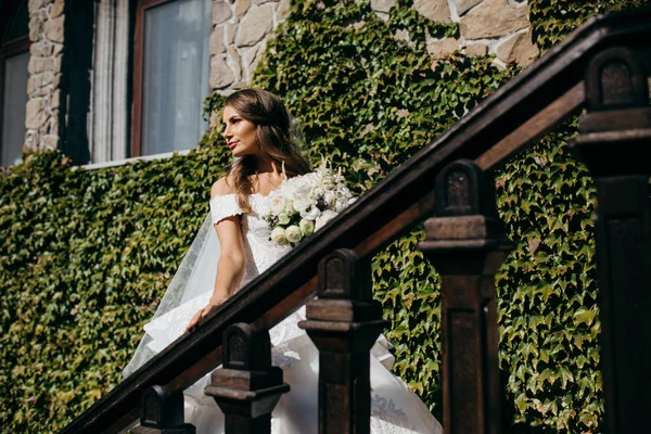 Genç güzel mutlu gelin poz 