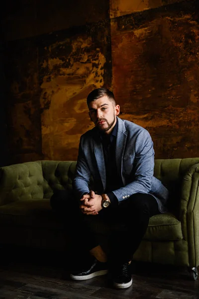 Antrenöre oturan genç yakışıklı adam