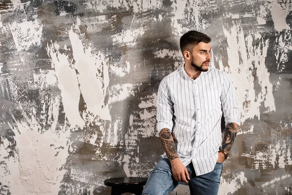 yakışıklı delikanlı duvar arka plan üzerinde poz