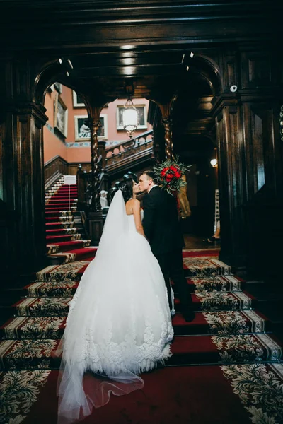 Mutlu, genç, güzel, yeni evli çift öpüşüyor. 