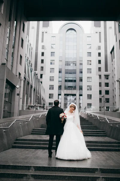 Jovem Feliz Belo Casal Cidade — Fotografia de Stock