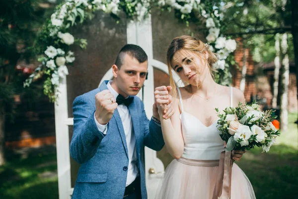 mutlu çift yumruk gösterilen genç yeni evliler