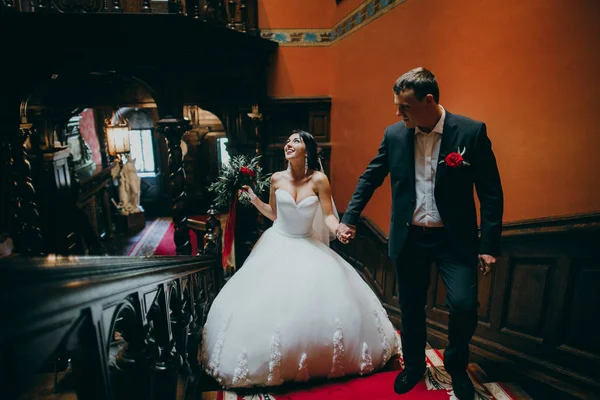 Jovem Feliz Belo Casal Recém Casados — Fotografia de Stock