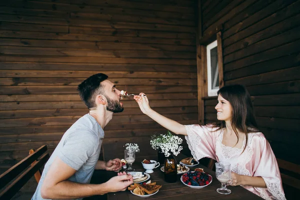 Glückliches Schönes Junges Paar Beim Frühstück Frau Füttert Mann — Stockfoto