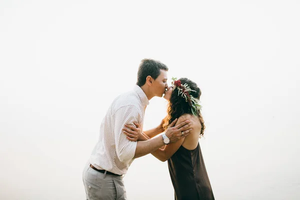 Glücklich Schönes Junges Paar Küsst Sich Freien — Stockfoto