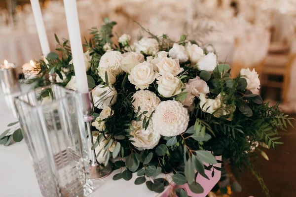Bela Decoração Dia Casamento Mesa Com Flores — Fotografia de Stock