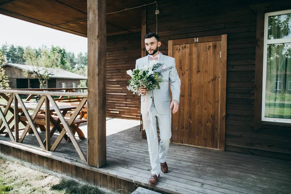 Joven Guapo Hombre Con Ramo Boda —  Fotos de Stock