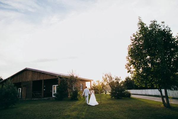 mutlu çift yürüyen genç yeni evliler