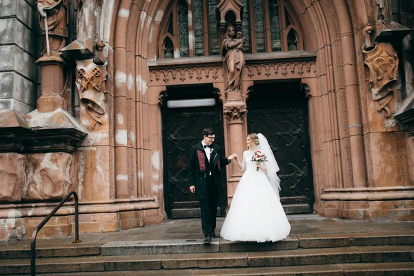 Katedral mutlu genç güzel çift 