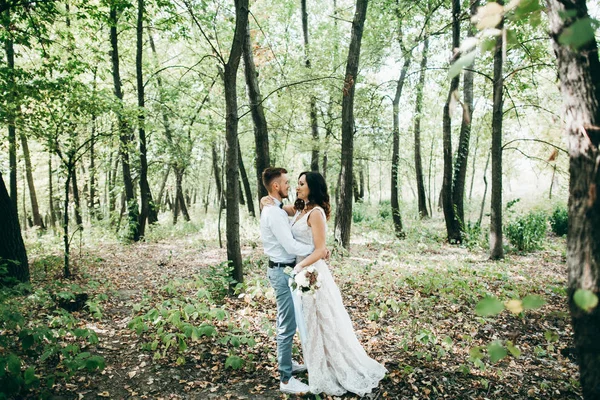 Belo Jovem Casal Posando Floresta — Fotografia de Stock