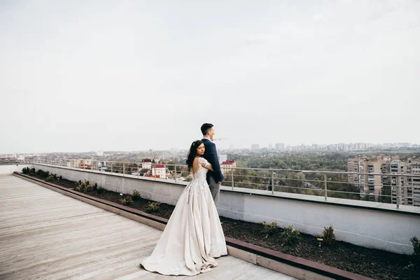 genç çiftin güzel çatı üzerinde yeni evliler