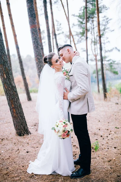 Junges Brautpaar Küsst Sich Freien — Stockfoto