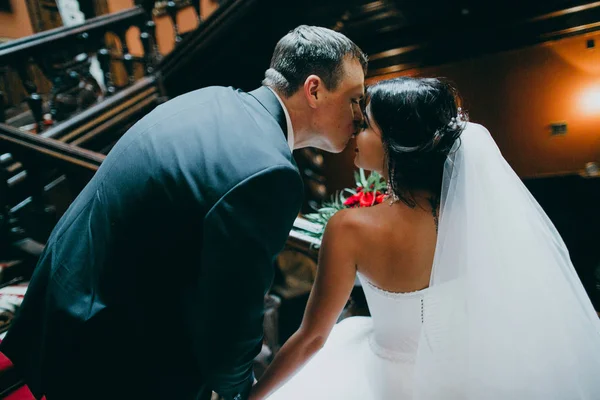 Feliz Jovem Belo Casal Recém Casados Beijando — Fotografia de Stock