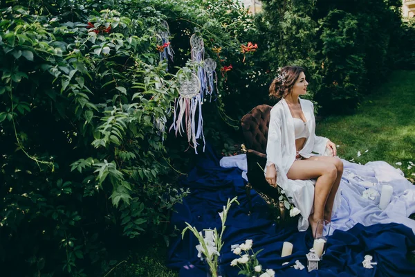 Bahçe içinde sabahları güzel gelin 