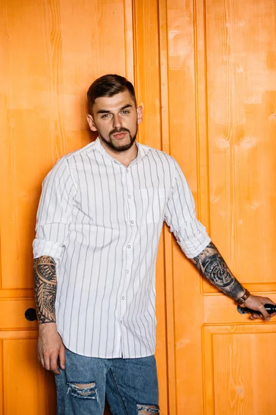 yakışıklı delikanlı kapı arka plan üzerinde poz