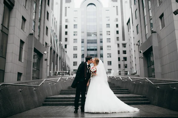 Feliz Jovem Casal Bonito Cidade Beijando — Fotografia de Stock