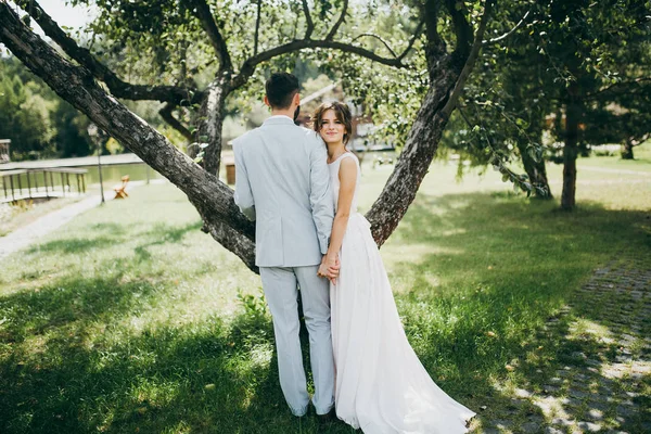 快乐的一对年轻的新婚夫妇牵着手 — 图库照片