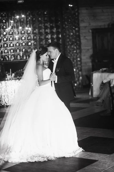 Feliz Jovem Lindo Casamento Casal Dançando — Fotografia de Stock