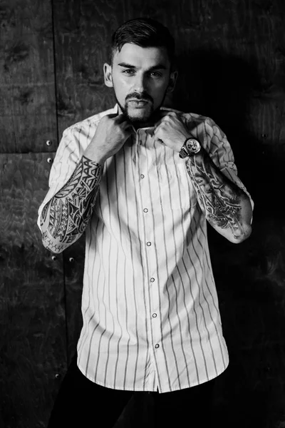 Stüdyoda poz veren genç yakışıklı adam.