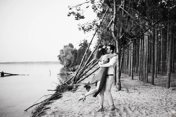 Mutlu güzel genç çift açık havada öpüşme